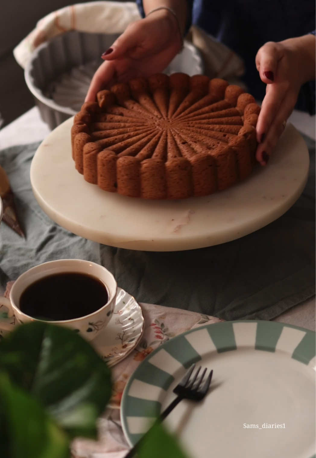 كيكة الحليب المحموس  المقادير🥣 ٢ بيض  نص كوب سكر  ١ ملعقة صغيرة ڤانيلا  نص كوب زيت  نص كوب حليب سائل  ١ كوب حليب بودرة محموس  ١ كوب دقيق  ٢ ملعقة صغيرة بيكنج باودر  للكراميل (صوص البترسكوتش)🤎 ثلاث ارباع سكر بني رطب  ٦٠ جرام زبدة  ثلث كوب كريمة خفق  رشة ملح  (كل المكونات في قدر على النار حتى يثقل معانا الكراميل) لصوص الجبنة الكريمية🤍 ١٨٠ جرام جبنة كريمية بحرارة الغرفة نص كوب من صوص الكراميل اللي عملناه ٢ ملعقة كبيرة حليب سائل او اكثر حسب كيف تبو القوام الطريقة💌 - نخلط المكونات السائلة (البيض و السكر و الڤانيلا حتى ينفش معانا الخليط و يصير لونه فاتح بعدها نضيف الحليب و الزيت )  - نضيف المكونات الجافة (الحليب المحموس-الدقيق-البيكينج باودر) نخلط حتى يختفي الدقيق ما نبالغ في الخلط  - فرن مسبق التسخين على حرارة ١٨٠ لمدة ٢٥ -٣٠ دقيقة - بعد ما نخرج الكيكة من الفرن نخليها تبرد شويه و نضيف عليها صوص الجبنة الكريمية و نزينها بالكراميل و بالعافية🤎 . . .#foryou #الشعب_الصيني_ماله_حل😂😂 #fyp #وصفات #طبخ 