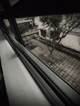 “一分钟的相隔一万分钟的错过，一次的相遇一万次的梦想。” 