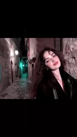 :ڪـونـي غـيـر الڪَل وتمَـيزʊ̤ بضحڪَتك بـ لمعـة عـيونـُك بسـاطَتـك...!! 🦋🩶. •