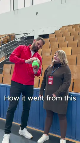 Gelernt wie man einen Football richtig wirft & dann direkt einen Volltreffer gelandet 🏈 Denkt ihr, ihr hättet getroffen? #nflfootball #footballchallenge 