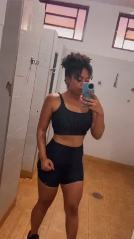 10 meses no foco, 21 kg off!   Sem bariátrica, sem medicamentos!!! As gordas choram no banheiro 😅#fyppppppppppppppppppppppp #emagrecercomsaude #magrasmagrasmagras  #fy #treino 