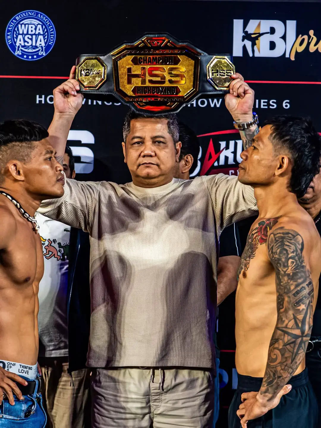 ADRIAN VS EGI 🔥 WEIGH IN & PRESS CONFERENCE HSS 6 SUDAH SELESAI! 🔥 Semua mata kini tertuju ke besok malam, saat dua kubu besar, HSS vs BAKU HANTAM, akhirnya beradu gengsi di atas ring! Tensi memuncak, mental diuji, dan hanya yang terkuat yang akan bertahan! 💥🥊 Tak hanya duel antar dua promotor besar, partai-partai prestasi juga siap mencuri perhatian dengan aksi panas yang nggak kalah brutal dan berkelas! ⚡ Jangan lewatkan momen bersejarah combat sport Indonesia! 💰 PPV hanya Rp49.000, tonton dan dukung fighter favoritmu! 🇮🇩 Bangkitkan semangat combat sport Indonesia!