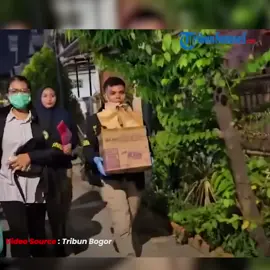 Paket Misterius Berisi Serbuk Disita dari Rumah Pelajar FN Terduga Pelaku Ledakan di SMAN 72 Jakarta Tim Pusat Laboratorium Forensik (Puslabfor) Mabes Polri bersama Densus 88 dan penyidik Polda Metro Jaya turut menggeledah rumah siswa aktif berinisial FN, terduga pelaku ledakan di SMAN 72 Jakarta, pada Jumat (7/11/2025) malam. #D4TVnews #D4TVofficial #d4tvlombok 