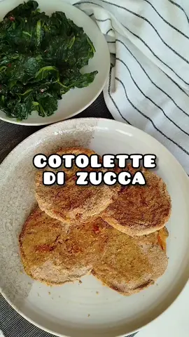 Croccanti fuori, morbide dentro… e 100% vegetali 🌱 Queste cotolette di zucca si preparano con fette crude, una pastella leggera e una panatura croccante. Perfette per un pranzo sano, veloce e autunnale.  La zucca è protagonista, e il risultato è sorprendente!  Cosa serve (per 2 persone): 🍂300 g di zucca Butternut  Per la pastella: 🍂50 g di farina di ceci  🍂75 ml di acqua  🍂Sale, pepe, curcuma, paprika affumicata q.b. 🍂1/2 cucchiaino di senape  Per la panatura: 🍂50 g di pangrattato  🍂20 g di lievito alimentare  🍂Erbe aromatiche a piacere (timo, maggiorana, origano) e sale q.b. Come si fa: 🧡Taglio la zucca a fette spesse circa 0,5 cm e tolgo la pelle con un pelapatate (se la zucca è bio puoi lasciarla) 🧡Preparo una pastella densa con la farina di ceci, le spezie, la senape e l'acqua  🧡 Preparo la panatura con il pangrattato, il lievito alimentare e le erbe aromatiche  🧡Passo ogni fetta di zucca prima nella pastella poi nella panatura  🧡Le metto su una placca da forno rivestita con tappetino di silicone, sopra un filo d'olio e le cuocio in forno ventilato a 180°C per 25-30 minuti, fino a doratura  💬 Ti ispira questa ricetta? Scrivimi nei commenti!  📌 Salva il reel per provarla appena puoi 🔁 Condividilo con chi ama la cucina vegetale e di stagione Ricette con la zucca Ricette sane Ricette di stagione  Ricette per tutta la famiglia  #CotoletteDiZucca #RicetteVegane #CucinaVegetale #AutunnoInCucina #RicetteAutunnali      