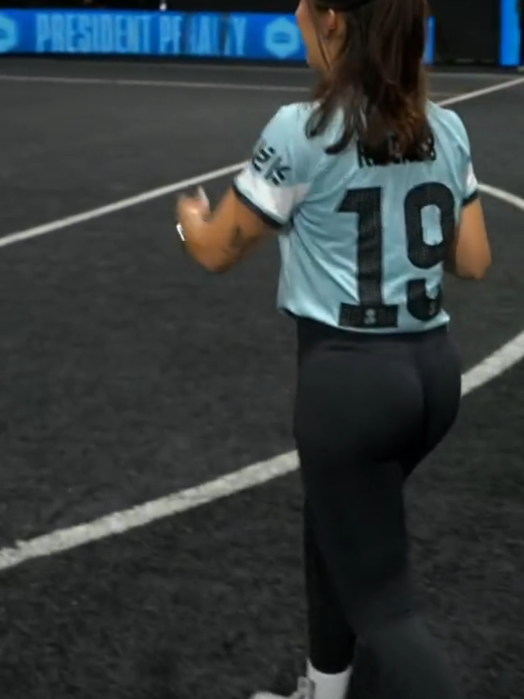 @Riverss🦋 tira su penalti presidenta en la Queens League hoy en Twitch  #lucii #marinarivers #fyp #clipsdetwitch #kingsleague 