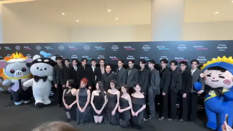 Giữa vui mừng chiến thắng của NamPing thì thật sự đây là hình ảnh của GMM..tầm này k có muốn nghe 1 từ giải thích nào luôn á..Tại sao các bạn nghệ sĩ nữ lại chịu quỳ gối(váy ngắn) trong khi 1 dàn nghệ sĩ nam thì đứng tạo dáng..nói khó nghe thì như phân biệt hay gì😒😒😒 #TikTokAwardsTH #GMMTV  #xhhhhhhhhhhhhhhhhhhhhhhh  #flpシ 