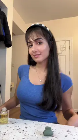 الرد على @A وهذا تتوريال #الغرة 🫰🏻طبعا كلما كانت اطراف الشعر صحية كلما كانت النتيجة احلا + استخدموا بنس صغيرة بنات حتى مايبين زيي انا ماكان عندي الا كم واحد صغير ويارب يكون الشرح واضح 💙 #غرة #قص_الشعر #تتوريال 