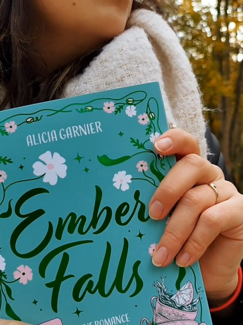 🍂 Autumn Vibes 🍂 Hello tout le monde ! 🧡 C'est avec un réel aux couleurs de l'automne que je vous invite en balade pour découvrir les lectures de saison qui se trouvent dans ma bibliothèque ! 🤎 •Un automne pour te pardonner ~ Morgane Moncomble  🍂 •Pine Lake Resort ~ Phoenix B. Asher 🏚️ •Pumpkin Spice ~ Alicia Garnier 🎃 •Les filles de Witch Hazel House ~ Cécile Guillot et Nora Lake 🧙🏼‍♀️ •Le Pumpkin Spice Café ~ Laurie Gilmore ☕ •La librairie du Cinnamon Roll ~ Laurie Gilmore 🥮 •Ember Falls ~ Alicia Garnier 🃏 Alors, lesquels avez-vous aussi dans vos étagères ? 🧡 #autumn #bookstagramfrance #morganemoncomble #phoenixbasher #lauriegilmore 