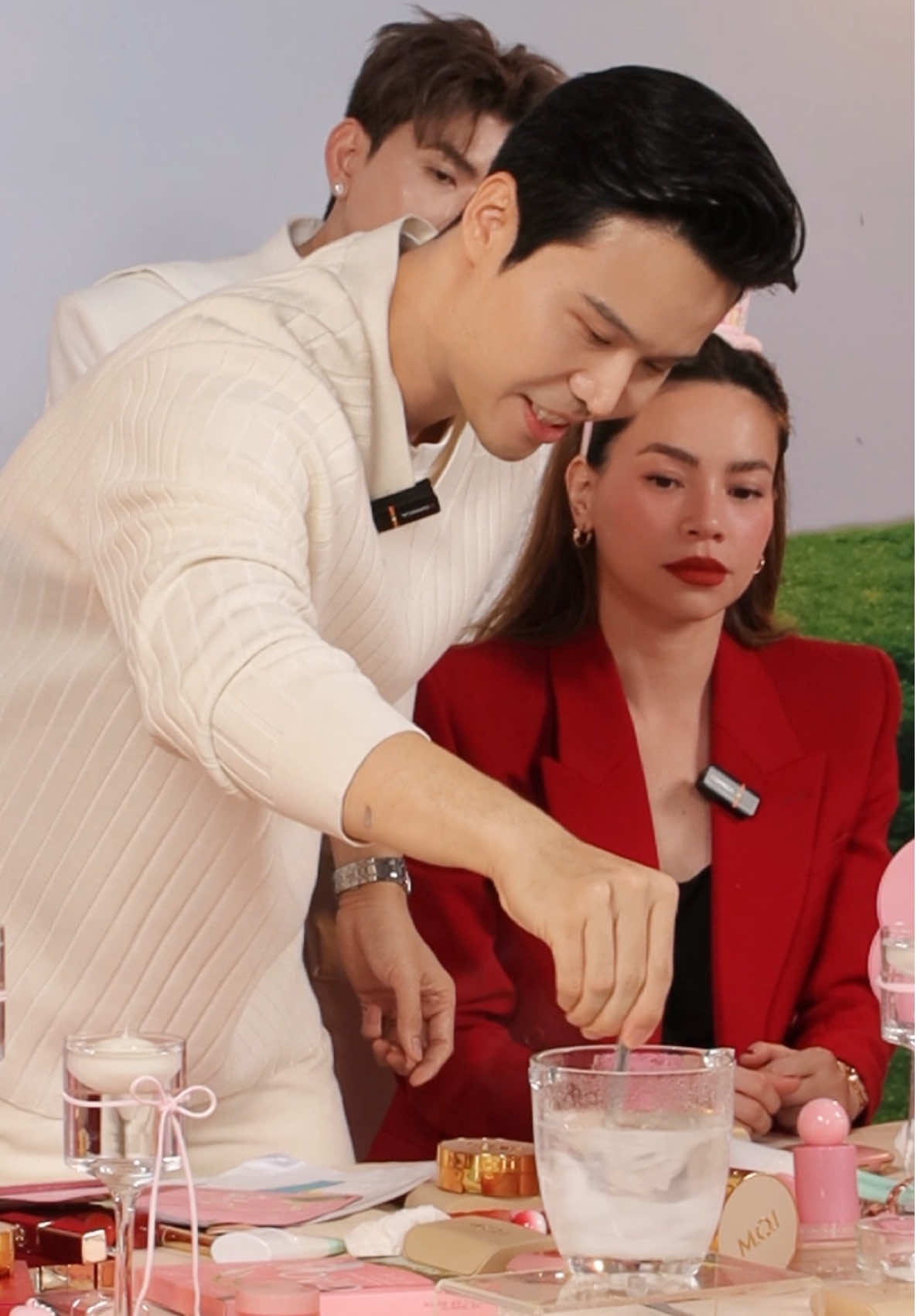 Hồ Ngọc Hà như “người mẹ” dự giờ xem CEO Lâm Thành Kim làm “thí nghiệm” xem chiếc Mặt Nạ đầy dưỡng chất từ M.O.I tan trong nước nóng.  Chiếc mặt nạ chứa đầy dưỡng chất như vậy sẽ là “cứu cánh” cho các nàng hồi phục làn da, cho làn da được cấp dưỡng ngậm nước căng mướt!  #moicosmetics #matnagao #sinhnhathongocha #hongocha #lamthanhkim 