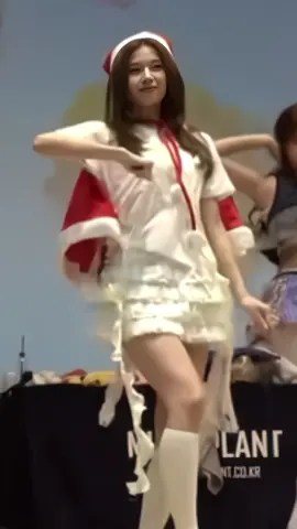 Mano que cam horrível 😞 | FANCAM SANA RARA 4K NATAL FANSING BRANCA E VERMELHA | tags:: #fancam #4k #rara #sana #twice 