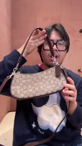 #coachretailemployee Here is a look at the Coach Ashton bag #coachny #fypシ #coachbag #handbagtiktok 