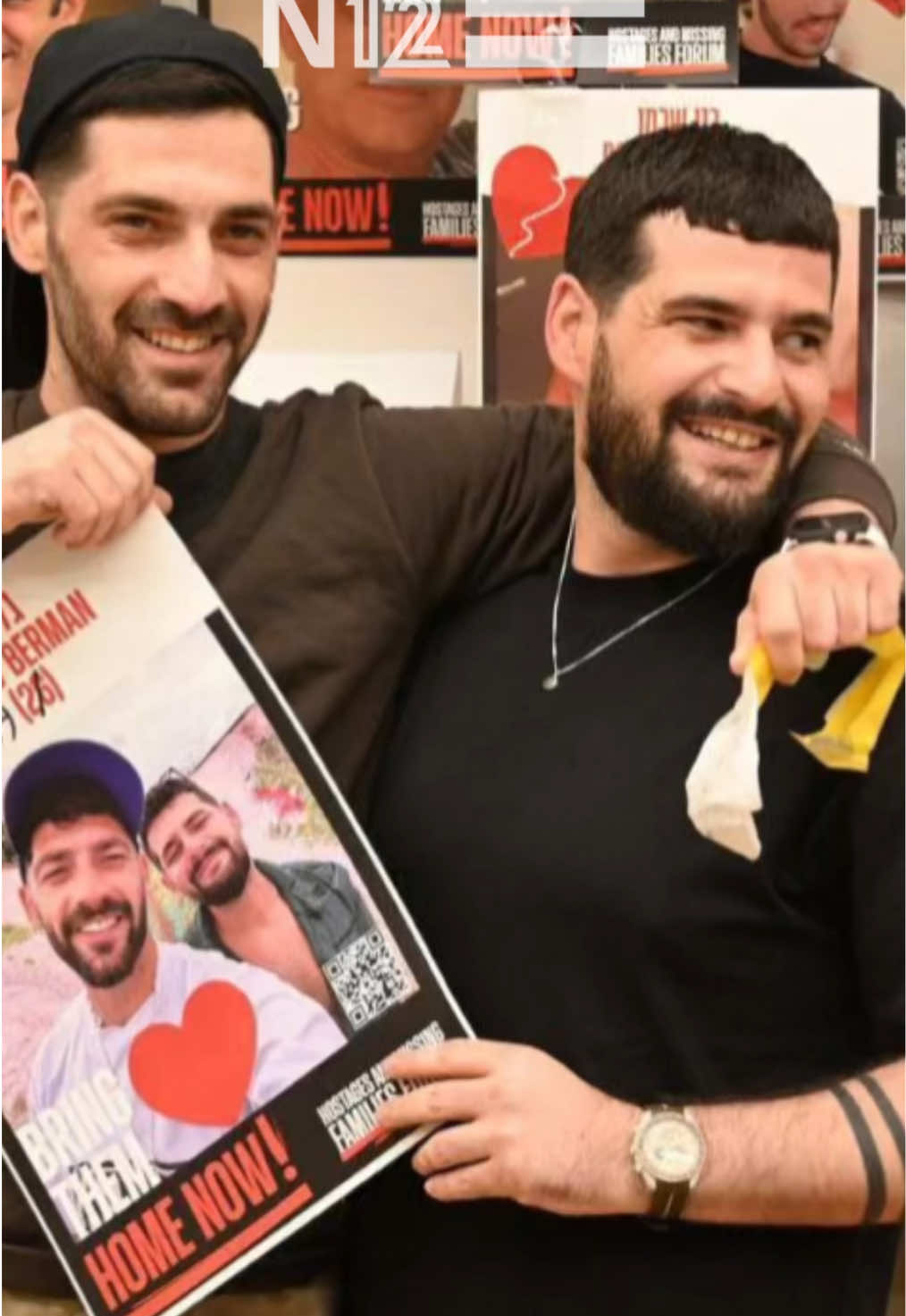 שורדי השבי גלי וזיו ברמן הגיעו בפעם הראשונה לכיכר החטופים והסירו את השלטים הקוראים להחזרתם ❤️ #חדשות #n12 #גליוזיוברמן #כיכרהחטופים  📸: פאולינה פטימר