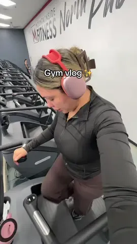 Showed up for myself again. So of course I had to make a little videos didn’t get much workout area was so packed this Friday. #workoutvlog #fitmoms #momover30 #tryingtogetfit #workoutwithme 