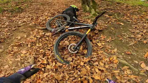 Угашеные траектории 🤣@LauAlb_mk #bmx #man #dowenhill #mtb #bike #riders #dirt #mtblife #mountain  МТБ (MTB) — это аббревиатура от английского Mountain Bike, что означает «горный велосипед». Этот тип велосипедов предназначен для езды по бездорожью, пересечённой местности, лесам и каменистым спускам, хотя может использоваться и на обычных дорогах. Их особенностью является прочная конструкция, широкие покрышки с агрессивным протектором и прямой руль.  Назначение: МТБ-велосипеды предназначены для езды вне асфальтированных дорог, от спокойных прогулок по пересечённой местности до профессионального спорта и экстремальных дисциплин.  Особенности конструкции: Рама: Более прочная, чем у обычных велосипедов, часто с геометрией, оптимизированной для бездорожья.  Амортизация: Обычно имеют амортизационную вилку спереди. Модели двухподвесы также оснащены задним амортизатором для более экстремального катания.  Покрышки: Широкие и с выраженным протектором для лучшего сцепления с грунтом.  Руль: Обычно прямой, что обеспечивает лучшую управляемость на бездорожье. 