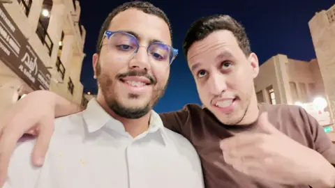 في الدّوحة ، وعلى الطريق الرّابط بين سوق واقف التاريخي ومدينة مشيرب قلب الدوحة النابض ، كانت دردشة بسيطة مع الأخ Mohamdi Alawi حول الهجرة والرّياضة والشّهرة وأشياء أخرى ، محمدي من الأشخاص الذين تجلسُ معهم لأول مرّة فتعتقدُ أنّك تعرفهم مذ زمنٍ طويل ، والدّوحة دوما ما تفاجئك بمواعيد كهذه . #نواكشوط #الدوحة #موريتانيا #nktt #rim 