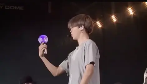 как то раз стафф решили разыграть бантан сказав им что арми бомбочка меняет цвет при распознавании голоса они поверили и выкрикивали случайные цвета пока стафф меняли всё через приложение 😂😂😂😂 #bts_army #jungkook #v #jimin #jhopesugajinRM💜 