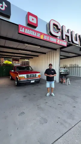 Pegamos como los Bookies: compramos esta Ford F-150 a precio pulga 💸🔥 Me siento contento, me siento feliz, porque hoy pegamos como los Bookies, amigos 😎🔥 Compramos esta Ford F-150 ’95 a precio pulga 💸 La troca estaba descuidada, un poco abandonada y empolvada, pero le dimos su lavadita, su enceradita, y ahora parece recién salida de agencia 🚘✨ Interior 9 de 10, motor 5.0 V8, rines anchos, tumbadita — de esas que nomás miras y dices: “esta troca está de caché” 😮‍💨🔥 Solo pagamos $3,000 dólares, y aunque traía un detallito en la transmisión, la neta la agarramos a precio pulga 💪 Porque a veces las oportunidades llegan cuando uno menos las espera… 👉 Mira el video completo y dime, tú también la hubieras comprado? #chuyrmz #fordf150 #fliplife #viral 