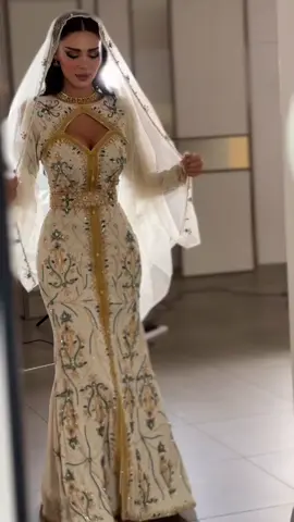 تسليم فوري جميع المقاسات  الشحن من 10إلى30يوم إلى جميع دول العالم  اذا عجبك الموديل كلمني خاص 🥰💚 متوفر منه كل المقاسات وكل الألوان ونعدل فيه أي تعديل تبينه