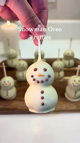 Snowman Oreo truffles full recipe ⛄️ Makes around 8 depending on how big you make them 🙌🏼 *make sure to use full fat cream cheese* #fyp #snowman #oreo #festivevibes #christmasbaking 