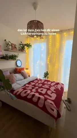 Es ist einfach so schön geworden 🥹. Ich hab den Lichtervorhang vor ein paar Tagen bei Jana @liebs_hier gesehen und direkt nachgekauft. Danke für die Inspo Jana, es ist einfach cozy hoch 1000. ✨🧸🥰 #dopaminedecor #einrichtung #homedecor #lichterkette #einrichtungsideen 