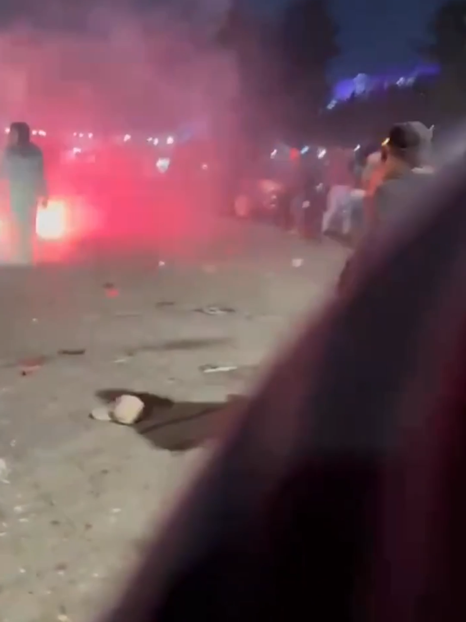 Aficionados de Toluca y América se enfrentan con petardos, piedras y golpes ante la mirada de la policía. #Latinus #InformaciónParaTi