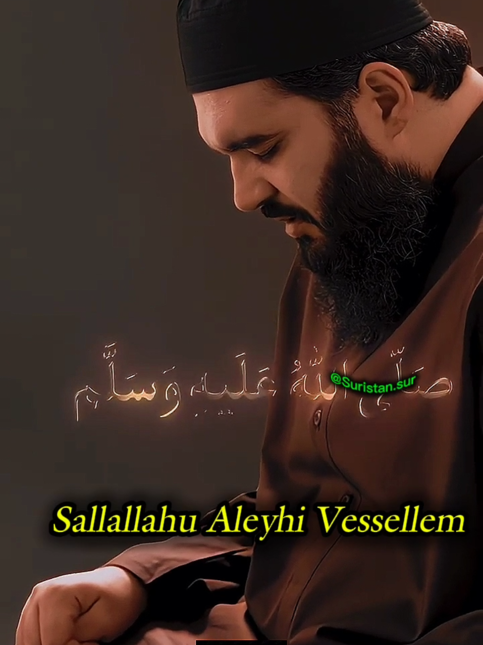 Peygamber Efendimizin 99 ismi İslami ve tarihi kaynaklarda Hz. Peygamber’in isimleriyle ilgili birçok rivayet yer alır. Bu rivayetler arasında Hz. Peygamber’in isimlerinin iki bin veya üç bin civarında olduğunu ifade edenler vardır. Hz. Peygamber’in en meşhur ismi Muhammed (sallallahu aleyhi ve sellem) olup Kur’ân-ı Kerim’de dört yerde geçmektedir. Hz. Îsâ’nın haber verdiği Ahmed ismi ise Kur’ân-ı Kerim’de Saff sûresinde geçer. Diğer isimleri ise hadis-i şeriflerde ve başka kaynaklarda yer almaktadır. Muhammed (مُحَمَّدٌ) : Çok övülmüş, övmeye, takdire layık olan anlamına gelir. Ahmed (اَحمَدٌ) : Herkesten daha çok öven ve herkesten daha çok övülen, övgüye değer olan Hâmid (حَامِدٌ) ; Hamdeden, şükreden Mahmûd (مَحمُودٌ) : Çok övülmüş, övmeye, takdire layık olan Âkıb (عَاقِبٌ) : En son gelen, kavmin liderine halife olan, selefinin hayır ve faziletlerini devam ettiren   İslami ve tarihi kaynaklarda Hz. Peygamber’in isimleriyle ilgili birçok rivayet yer alır. Bu rivayetler arasında Hz. Peygamber’in isimlerinin iki bin veya üç bin civarında olduğunu ifade edenler vardır. Hz. Peygamber’in en meşhur ismi Muhammed (sallallahu aleyhi ve sellem) olup Kur’ân-ı Kerim’de dört yerde geçmektedir. Hz. Îsâ’nın haber verdiği Ahmed ismi ise Kur’ân-ı Kerim’de Saff sûresinde geçer. Diğer isimleri ise hadis-i şeriflerden  Fâtih (فَاتَحٌ) : Fetheden, kazanan, açan, başlayan Hâtem-Ül Enbiya: (خَاتِمُ الانَبِيآء) : Yüzük, mühür, her şeyin sonu, Peygamber mührü (sadece son peygamber, efendimiz Hz. Muhammed (sav) için kullanılır.) Hâşir (حَاشِرٌ) : Çok sayıda insanı toplayan, uyandıran, toplayıcı anlamındadır. Geleneksel inanca göre Peygamberimizin ümmetiyle beraber bütün peygamberlerden önce haşredileceği için kendisine “Hâşir” ismi verilmiştir. Mâhî (مَاحٍ) : Arapça maah kökünden gelen Mâhi, mahveden, mahvedici, yok edici, yok eden, Sadakatsizliğin yok edicisi anlamına gelir. Dâ῾î (داعى) : Seslenen, çağıran ve davet eden Sirâc (سِرَاجٌ) : Lamba, kandil, aydınlatan, aydınlatıcı Münîr (مُنِيرٌ) : Işık saçan, ışıltılı, açık, vazıh Beşîr (بَشِیرٌ) : Müjdeleyen, iyi haber getiren, güler yüzlü ve sevecen olan, iyi haber elçisi #reels #islam #hzmuhammed #2025 #kuranikerim 