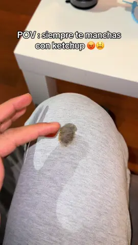 Siempre lo llevo encima 🥰 #quitamanchas #limpieza #portatil #sucio #comida gracias a este quitamanchas portátil siempre voy limpia todos los lados ya no tengo miedo a mancharme por la comida ahora siempre que voy a un sitio donde haya comida. Llevo mi quitamanchas para siempre ir limpio e impecable a todos los sitios de comida que me encantan todo esto por mí quitamanchas