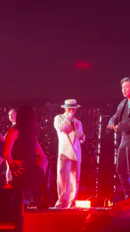 Dù staff ngăn cản nhưng chúng tôi vẫn cố gắng bám rào để có những thước phim để đời như này 😆 #GDragon #gdragonworldtour2025 