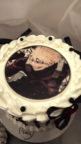 Boom! 💥 Una torta con toda la actitud de Katsuki Bakugo 😎 Detalles intensos, lazos y corazones negros… ¡pura explosión de sabor! 📍Riobamba | 📞 0992921099 #EntreDulcesYGalletas #TortasAnime #Bakugo #MyHeroAcademia #TortasPersonalizadas 