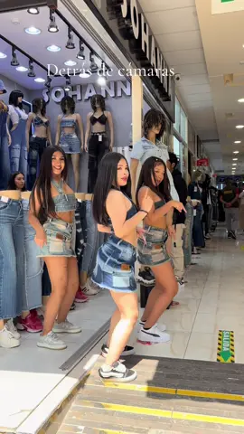 Chicas detrás. De cámaras. Con más reinas. De Gamarra 😍#gamarramayorista #peru 