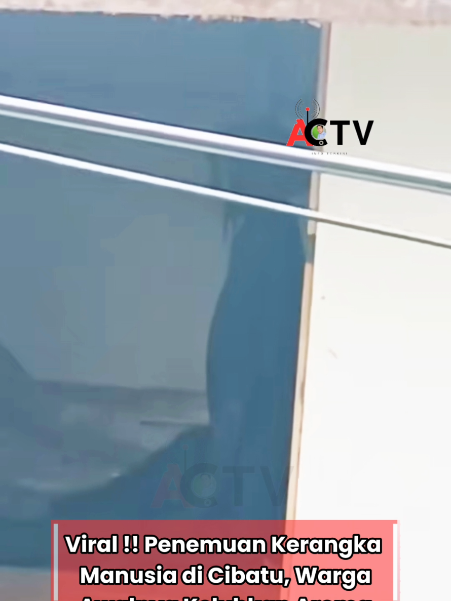 Warga Cibatu, Leuwigoong, Garut dihebohkan dengan penemuan mayat tinggal kerangka di sebuah gubuk kosong. Kronologi bermula ketika warga sedang bergotong royong membersihkan saluran got karena tersumbat dan berbau busuk. Dilansir Kilat.com dari akun TikTok @kopi.news, warga sontak mendapati kerangka manusia dengan posisi duduk di dalam gubuk kosong. Mayat tersebut ditemukan dalam kondisi sudah membusuk dan mengenakan kaus warna hitamAdapun warga sudah lama mencium bau busuk di area tersebut, namun tak menyangka berasal dari mayat manusia. Sementara itu, kerangka manusia itu kabarnya telah dibawa ke RSUD dr. Slamet Garut untuk pemeriksaan lebih lanjut. Tujuannya adalah untuk mengetahui penyebab kematian dan kemungkinan adanya tindak kriminal. (*) #fyp #beritaviral #beritaterkini #mayat #cibatugarut 