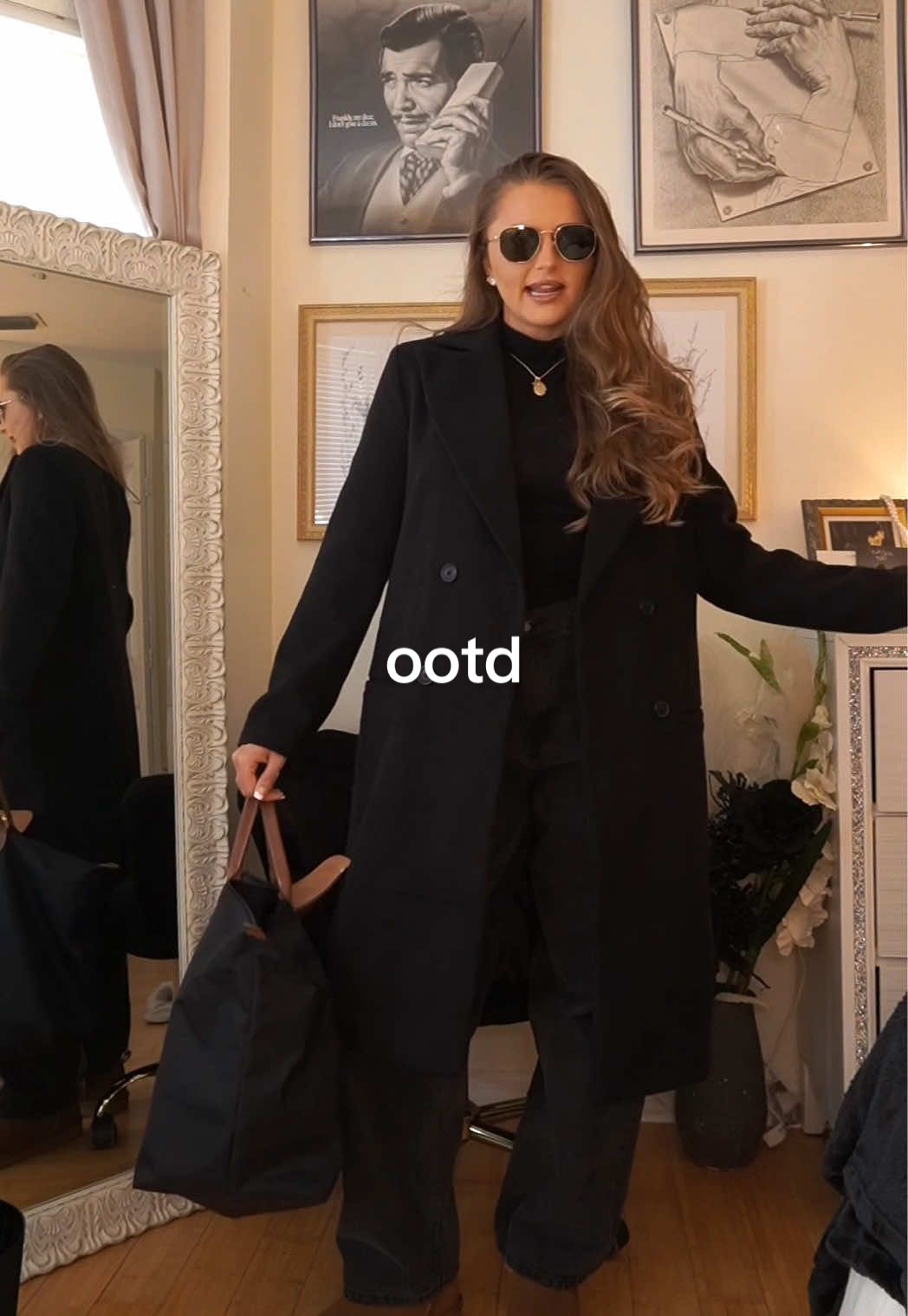 Will no longer be caught looking like anyone other than the girl of my dreams… ESPECIALLY at the airport 🍸🍂 . . FIT DETAILS  -Top @H&M  -Jeans @prettylittlethingUSA  -Coat @Missguided  -Fuggs @Dream Pairs @Amazon Fashion  -Bag @Longchamp  -Sunnies @Ray-Ban 