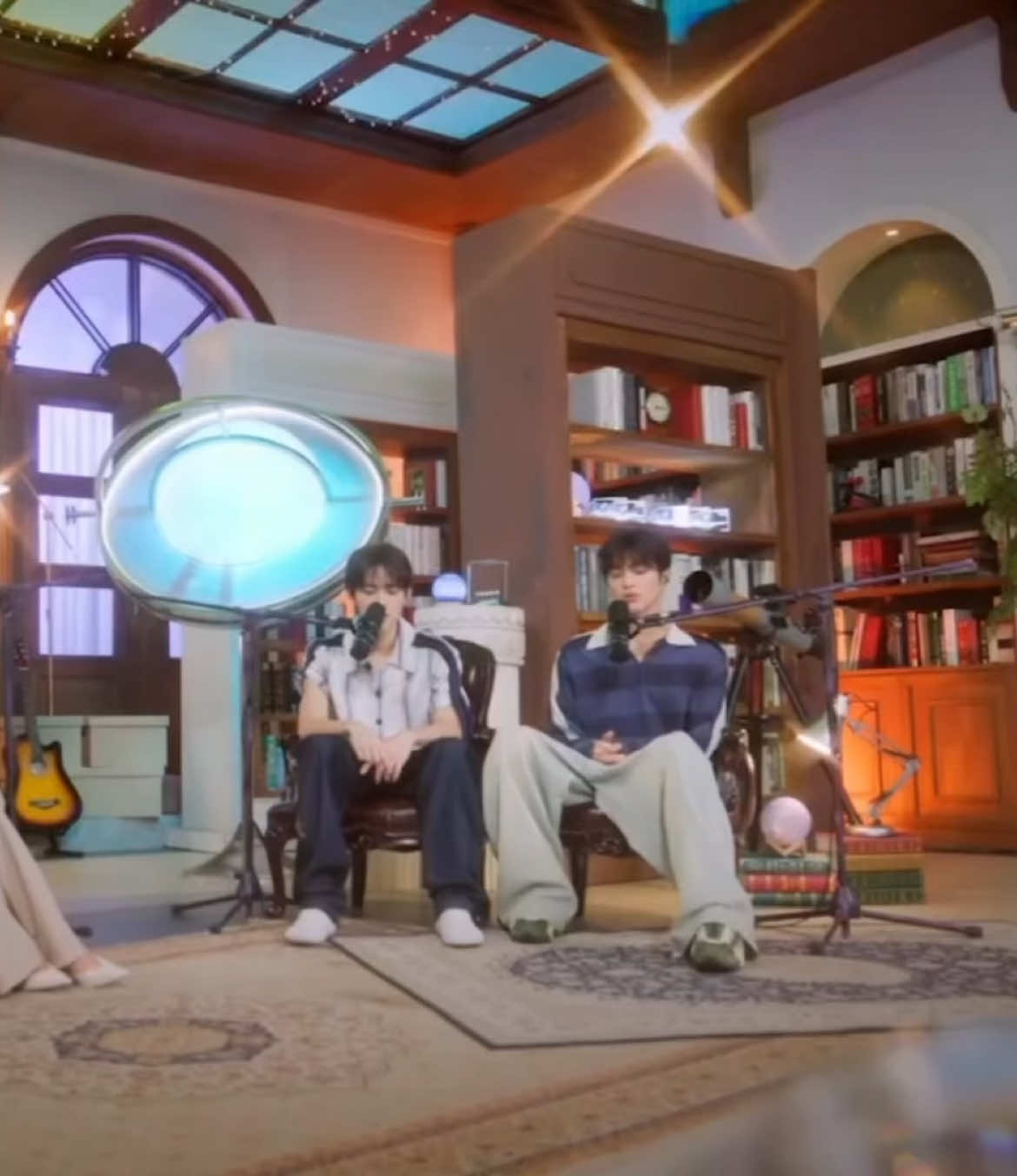 Đêm ko ngủ được nên ngồi dịch nhạc cho noona nghe huhu Lúm vs Keọ hát bè cho nhau ok lắmmm. Tôi cần ồn về duo 2k9 này 😭😭😭 #CORTIS #KEONHO #SEONGHYEON