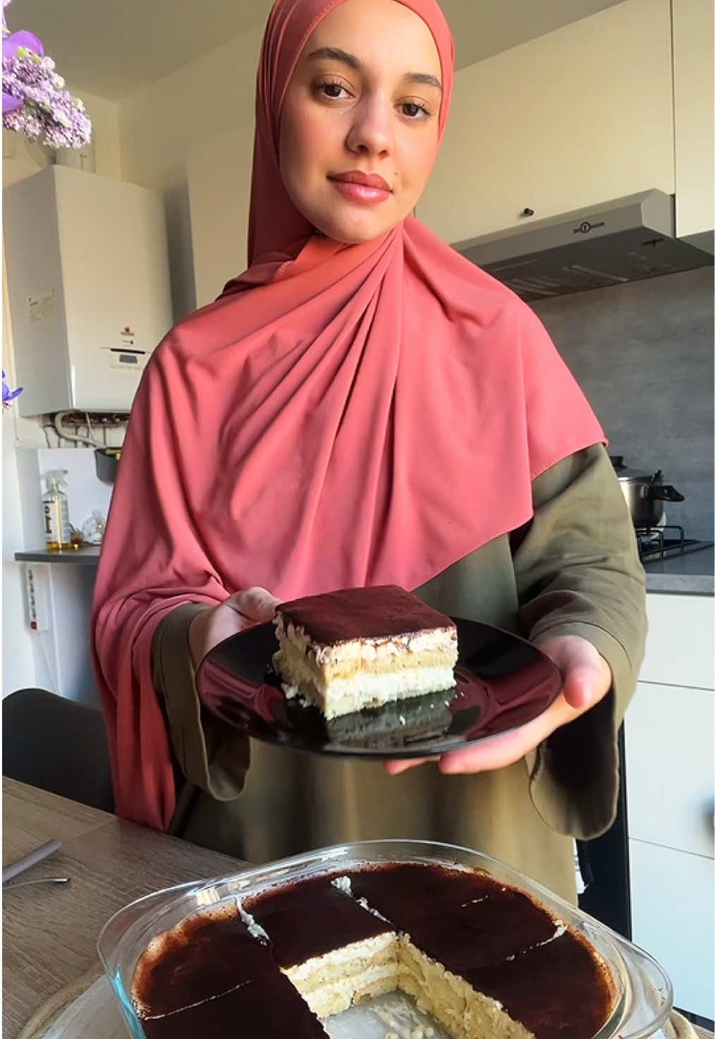 Tiramisu italien 🇮🇹 Biscuits cuillères :  - 3 œufs  - 80g de sucre  - 80g de farine  Séparez les blancs des jaunes d’œufs. Montez les blancs en neige avec 40g de sucre jusqu’à obtenir une meringue bien ferme. En parallèle, fouettez les jaunes avec les 40g de sucre restants jusqu’à ce que le mélange blanchisse. Incorporez délicatement les jaunes dans la meringue, puis ajoutez la farine tamisée. Saupoudrez de sucre glace avant d’enfourner. Cuisson : 10 minutes à 170 °C. Crème mascarpone : - 3 œufs  - 250g de mascarpone  - 170g de sucre  - 1 sachet de sucre vanillé  Séparez les blancs des jaunes d’œufs. Montez les blancs en neige avec 100g de sucre jusqu’à obtention d’une meringue ferme. Fouettez les jaunes avec le sucre vanillé et les 70g de sucre restants jusqu’à ce que le mélange blanchisse, puis ajoutez la mascarpone. Incorporez délicatement la meringue à la préparation aux jaunes. #tiramisu #italie #🇮🇹 #recette #biscuit 