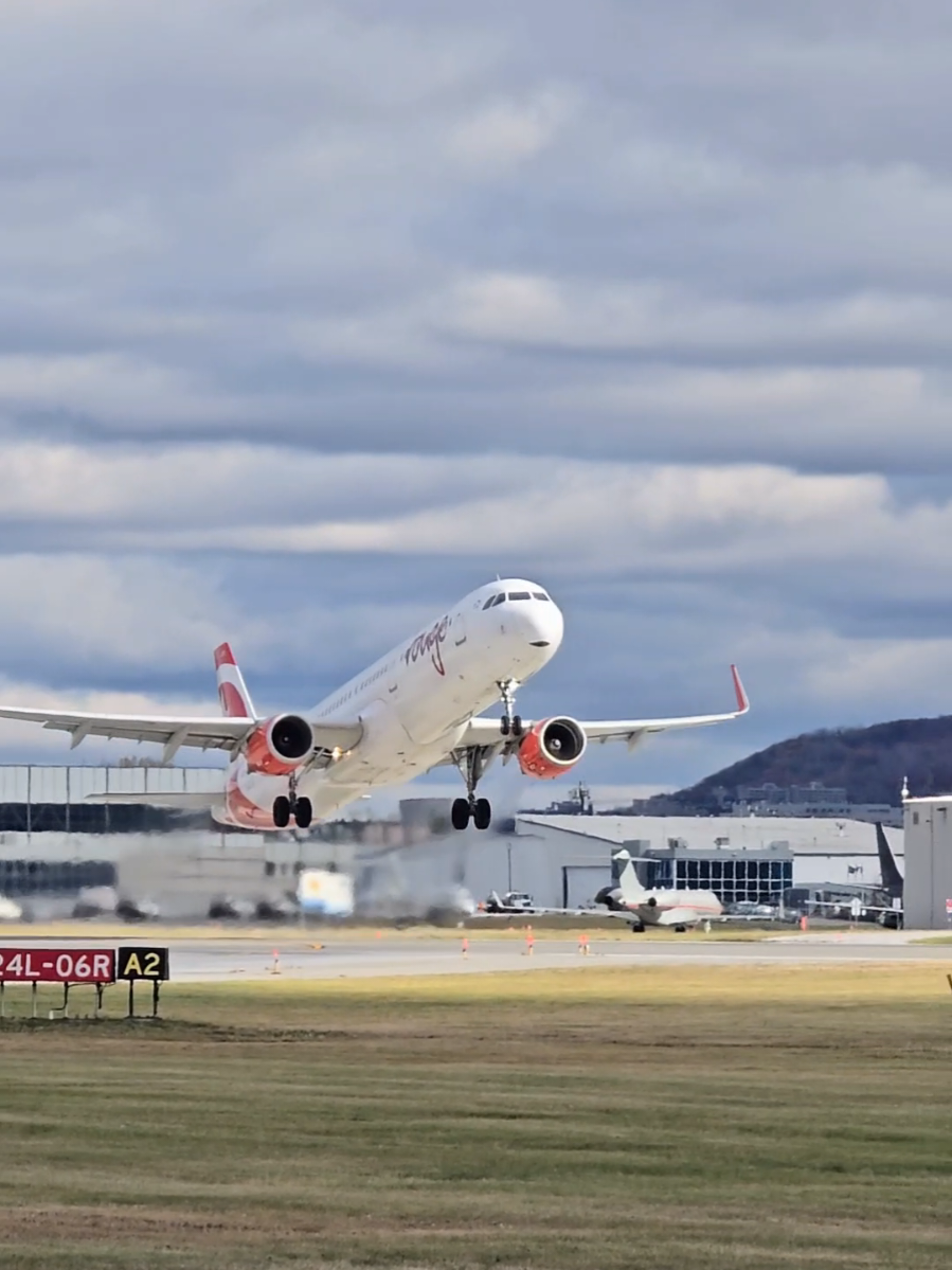 A321 taking off monterial airport 🌹😊 #fypシ゚ #airplane #canada_life🇨🇦 #foryoupage❤️❤️ #foryou 
