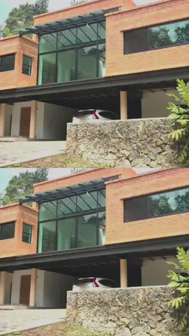 En lo alto de Coatepec, dentro del exclusivo fraccionamiento Bosque de Niebla, se alza una residencia campestre pensada para quienes buscan algo más que una casa… buscan paz, conexión, belleza y sentido. Esta joya arquitectónica nace del respeto por la tierra: construida con materiales de la región, mano de obra local y un diseño que honra el entorno del bosque mesófilo de montaña. Cada piedra, cada viga y cada espacio fueron creados con el menor impacto ambiental posible.  Imagina despertar con el canto de los pájaros, caminar entre calzadas de piedra rodeadas de vegetación nativa, respirar profundo bajo árboles centenarios y contemplar vistas panorámicas que sanan el alma.  Características que enamoran:  • Residencia muy amplia y llena de luz natural  • Cochera techada para 4 autos  • Estudio ideal para trabajar desde casa  • Sala, comedor y cocina integral  • Patio de servicio y medio baño de visitas  • 3 recámaras, cada una con baño completo y clóset  • Cuarto de servicio  • Terraza para compartir atardeceres  • Cava para momentos especiales  • Bodega y espacios versátiles que se adaptan a tu estilo de vida  • Equipada con cisterna y gas estacionario. El fraccionamiento cuenta con áreas verdes,  Caminos empedrados, instalaciones subterráneas y el privilegio de vivir dentro del bosque. Esta residencia no es solo una casa, es una forma de vivir. Si tu corazón late más fuerte con la idea de vivir rodeado de naturaleza, serenidad y belleza… este lugar te está esperando. Contáctanos para más información y agenda tu cita para conocer esta maravillosa propiedad. Tu nuevo hogar puede estar aquí, entre la niebla y el susurro de los árboles. TERRENO: 600 m² CONSTRUCCIÓN: 531m² $5,100,000.00* #casacoatepec #casaenventa #casaenfraccionamiento @cjgrupo.com