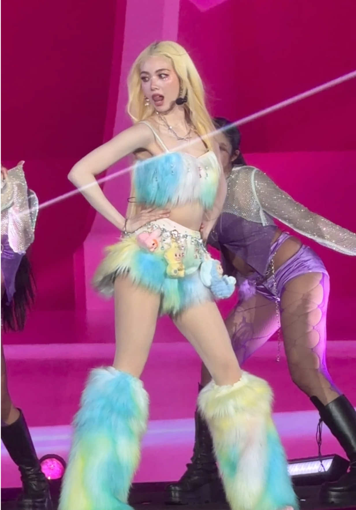 เงินเดือนของฉัน กำลังเดินสตอเบอร์รี่มรกตอยู่บนเวทีอย่างมีความสุข 🍓😂 LINGORM HER AND HERS FANCON #LingOrm1st_ImpactFANCON  #ormkornnaphat 