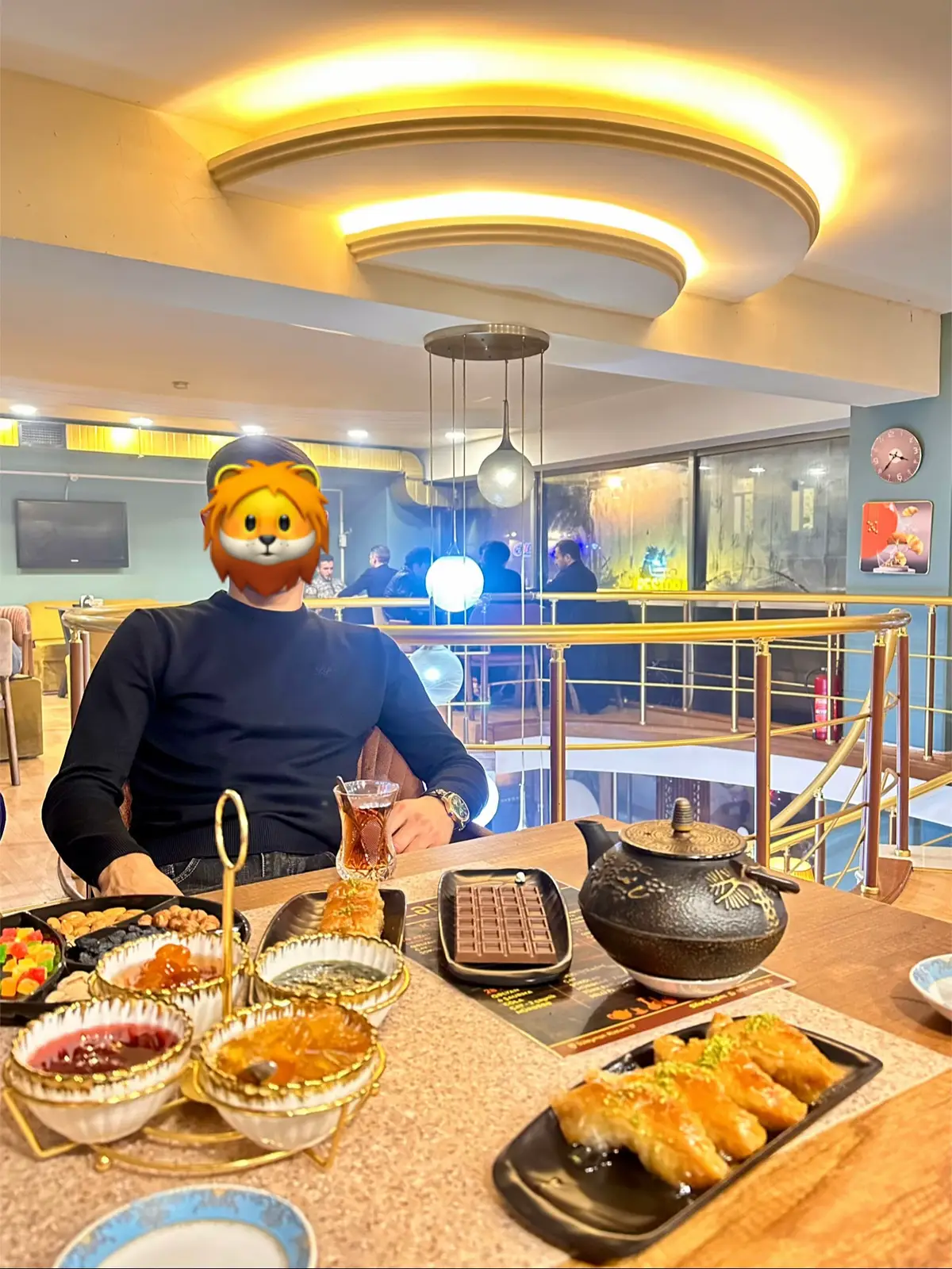 Qısacası insan olmağı yoxluyun.)