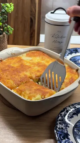 Delicios🤗 O idee minunată de rețetă pentru prânz sau cină 🥘  Rețeta:  Pentru piure 12 cartofi medii 1/2 linguriță de sare 40 g de unt 80-100 ml de lapte Pentru umplutură: 600 g de piept de pui 200-400 g de ciuperci  2 linguri de ulei 1 ceapă  1/2 linguriță de sare, 1/3 linguriță de piper negru măcinat  2 linguri de cremă de brânză  100 g de cașcaval 🧀  Mod de preparare: 1. Fierbeți cartofii. Scurgeți de lichid și adăugați lapte, unt și sare și mărunțiți cu blenderul. 2. Ciupercile se feliază și se sotează mai întâi la tigaie fără ulei, apoi când se evaporă tot lichidul , se adaugă uleiul și ceapa tocată mărunt , se amestecă bine. Peste 2 minute se adaugă pieptul de pui tăiat cuburi mici, se adaugă sarea și piperul și se gătește timp de 5 minute. Pe final se adaugă crema de brânză și se mai gătește 1-2 minute. 3. Vasul de copt se unge cu unt. Primul strat va fi jumătate din cantitatea de piure de cartofi, apoi urmează umplutura și cealaltă jumătate de piure . 4 . Se presară cu cașcaval ras și se dă la cuptorul preîncălzit la 200•C pentru 25 de minute. Serviți 🤗