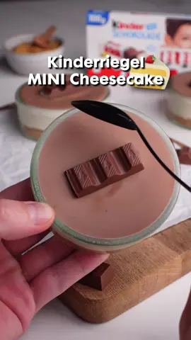 Easy Dessert für 4 Personen! Dieser Kinderriegel mini Cheesecake!🍰🍫🥄 ZUTATEN: -50 g Butterkekse -25 g Butter -400 g Frischkäse -1 EL Vanilleextrakt -60 g Puderzucker  -150g Kinderschokolade #kinderschokolade #nobake #cheesecake #einfacherezepte #schnellerezepte 