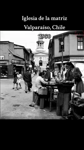 Iglesia de La Matriz, Valparaíso — c. 1950s. En el corazón del Barrio Puerto se levanta la Iglesia de La Matriz del Salvador, el templo más antiguo de Valparaíso. Su primera construcción data de 1559, cuando el puerto era apenas una caleta, y ha sido reconstruida varias veces tras incendios y terremotos. El edificio actual, de 1837, fue diseñado en estilo neoclásico por el arquitecto Juan Eduardo Fehrman, y desde entonces ha sido testigo del ir y venir de marineros, comerciantes y devotos. Declarada Monumento Histórico en 1971, La Matriz sigue siendo el alma espiritual del puerto, donde la fe y la historia se entrelazan con el sonido del mar. #HistoriaAI #valparaisochile🇨🇱  #LaMatriz #BarrioPuerto #ChileHistórico 