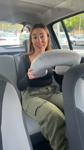 😅✈️¿También te pones el cojín así cuando viajas? Pues siento decírtelo… ¡lo estás usando mal! 🤦‍♀️ El cojín va al revés: la parte blandita delante y la abertura detrás. Así tu cuello no sufre cuando te quedas dormid@ 😴 Comparte este vídeo con tu compi de viajes, el que siempre se queja del cuello 🥴 #saludenmovimiento #atidamifarma #viajes