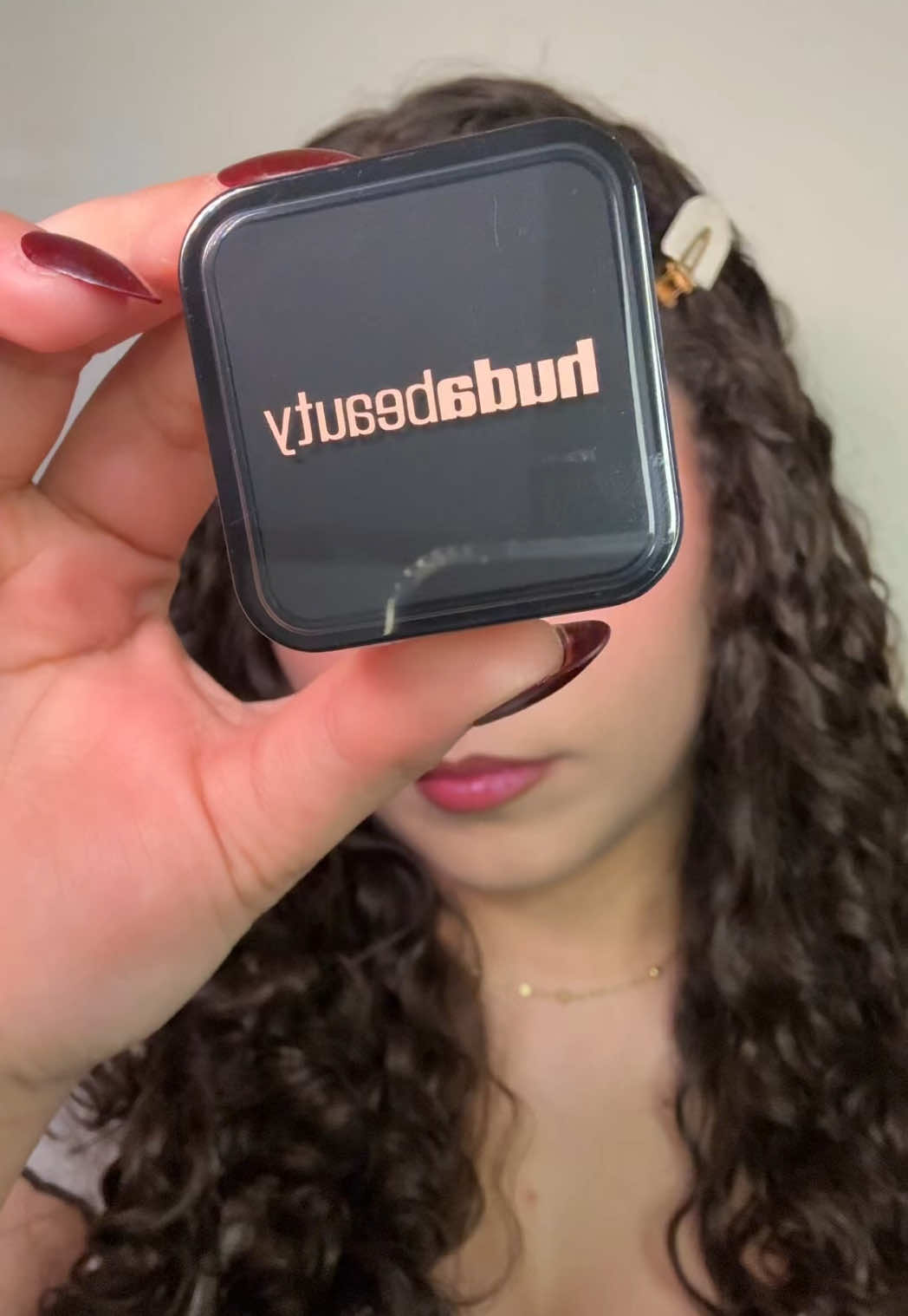 Lock your look with the Mini Easy Bake Loose Powder by @Huda Beauty 🔒✨ I’m wearing the shade Pound Cake, the perfect tone for a bright, smooth and airbrushed finish  This powder blurs pores, controls shine, and keeps your makeup flawless all day no filter needed 😍 You can shop your Huda Beauty favorites through the link in my bio🔗💗  #Easybake #hudabeauties #hudabeauty #hudabeautyshop #creatorsearchinsights 