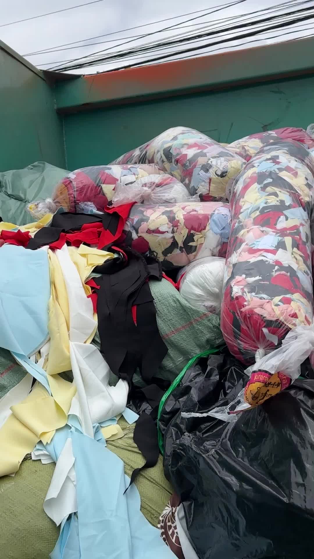 São Paulo dá um passo importante em prol da sustentabilidade! 🌱 A Prefeitura inaugurou o primeiro Ecoponto Têxtil do país, no Brás, região que mais gera resíduos deste setor. Com investimento de R$ 373 mil, o espaço vai receber roupas, cobertores e retalhos 24h por dia, garantindo o descarte correto e gratuito. O material será transformado em combustível para a indústria, ajudando a reduzir o impacto ambiental e o descarte irregular nas ruas. 📍 Rua Cachoeira, 958 – Brás #Sustentabilidade #EcopontoTêxtil #PrefeituraSP