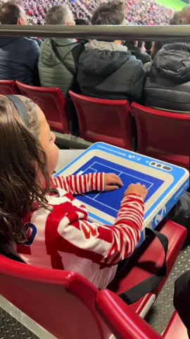 Estamos cumpliendo un sueño.  Hace años hicimos una carpeta con tácticas en relieve para que Romeo pudiera “ver” el fútbol, mientras lo movíamos manualmente. Un día, por redes, me salió un vídeo de fuera de España, una tablet háptica donde la pelota se movía sola, para seguirla con la mano, y con unos auriculares que describían el partido en tiempo real. Hace unos meses me llegó otro vídeo… y esta vez era aquí, en Madrid, en el  Riyadh Air Metropolitano. Y hoy, somos nosotros quienes lo tenemos en las manos. Estoy muy emocionada. Es una auténtica pasada. Los tres lloramos por este momento. ⚽️❤️ Gracias a la @atletifundacion , al @atleticodemadrid , a @touch2see TouchSee2 y a @movistar_es por hacerlo posible.