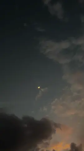 Nak...Kalau sesekali kamu merasa sendiri, ragu atau lelah, pejamkan matamu sebentar. Dengarkan detak hatimu! Itu suara yang dulu tumbuh di dalam tubuh ibu. Kita terhubung, selamanya... #sad #sadvibes🥀 #galaubrutal #kebumen24jam #jakarta 