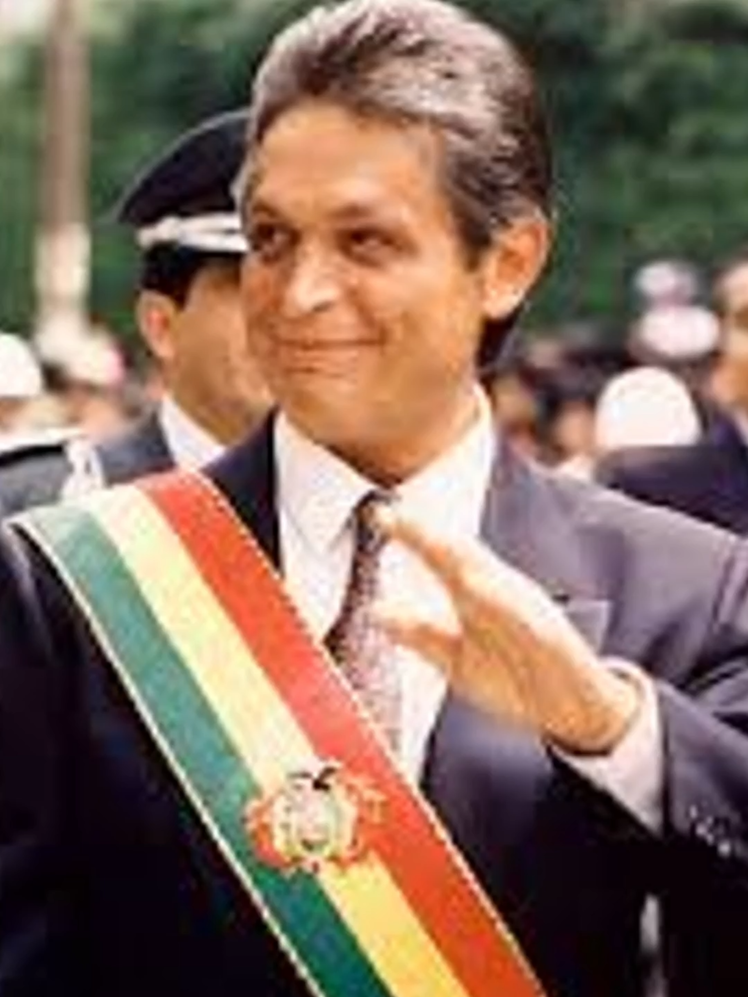 🔥 ¡Increíble! Hace 30 años, George Bush recibió una cruz de Jaime Paz ✝️ y prometió devolverla solo si su hijo llegaba a ser presidente 🇧🇴 Hoy, Rodrigo Paz asume la presidencia 💥 ¿Coincidencia o destino?  #boliviadecide2025 #Bolivisión #TransmisiónDeMando #Bolivia