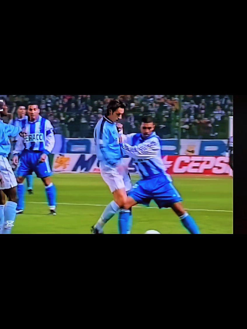 la Liga y sus Piques., este era uno de los piques mas puros...  Mostovoi🇷🇺  vs Djalminha🇧🇷 historia de  amor odio... y de aqui salió la colleja más célebre de Galicia.