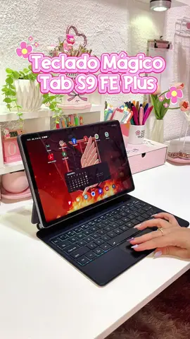 Se você tem o Tablet S9 FE Plus da Samsung e estava esperando o teclado da @Bettdow. você acaba de encontrar 🥰 Adquira o seu na sacolinha abaixo ✨ #tabs9feplus #tecladomagnetico #bettdow #samsung #s9plus 