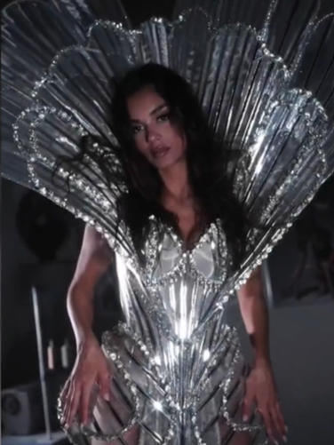 Na tajlandskoj pozornici, svestrana će Laura Hrvatsku predstaviti u Zigmanovoj kreaciji, inspiriranoj jadranskim periskama. Više u prvom komentaru #voyohr #missuniverse #lauragnjatovic #tajland #rtldanas #fyp #foryou